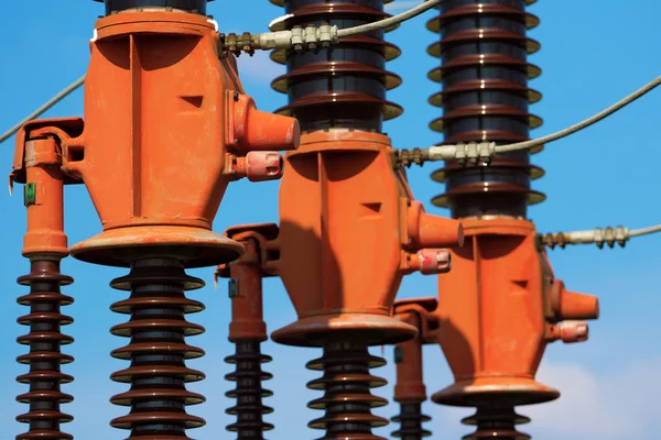전력 변전소 세부, 붉은 높은 전압 절연 — 스톡 사진