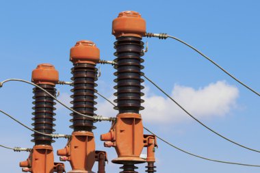 Üç kırmızı yüksek gerilim yalıtım