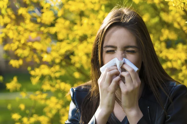 Menina com alergia ao pólen — Fotografia de Stock