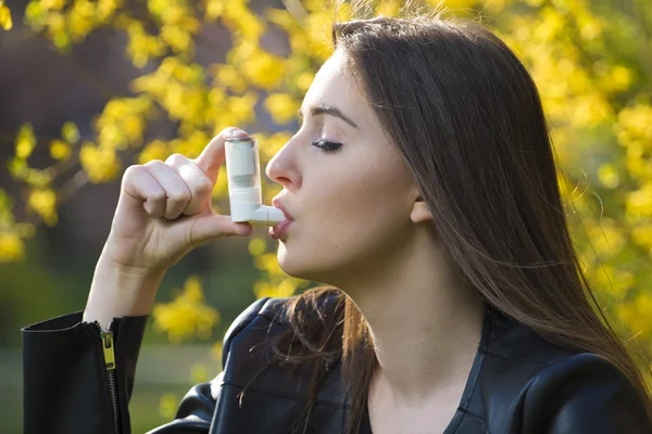 Allergy, girl using inhaler — Stock Photo, Image