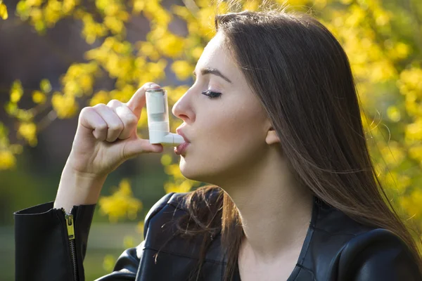 Alergia, menina usando inalador — Fotografia de Stock