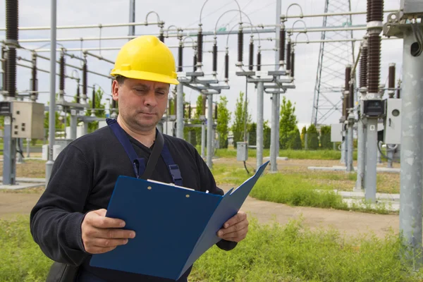 Ingeniero está comprobando la estación de transformador de alto voltaje — Foto de Stock