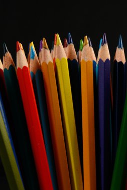 Siyah arka plan üzerinde renkli boya kalemi