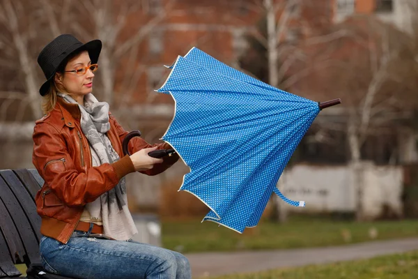 Леди открывает синий зонтик — стоковое фото