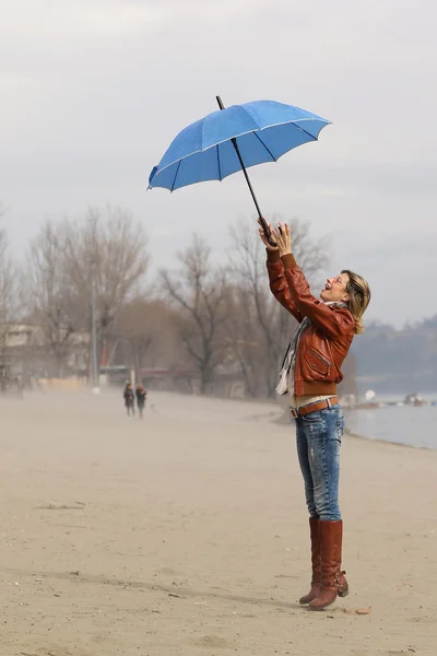 Rüzgar çalmak kız mavi şemsiye — Stok fotoğraf
