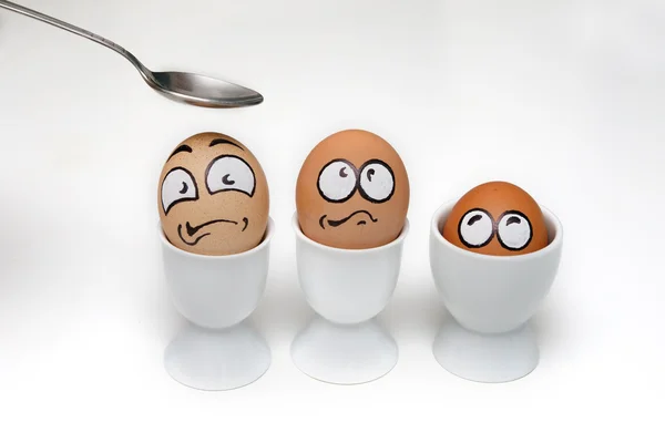 Tres huevos con la cara asustada en la copa de huevo — Foto de Stock
