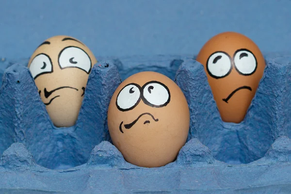 Tres cara de huevo asustado esperando cocinar — Foto de Stock