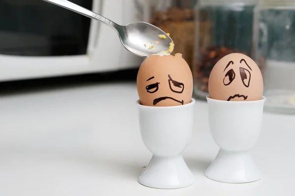 Huevos cocidos con cara sorprendida en la cocina — Foto de Stock