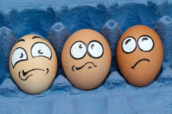 Tres cara de huevo asustado esperando cocinar — Foto de Stock