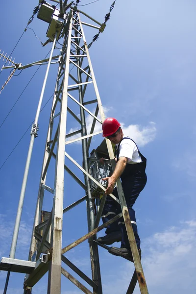 Elektriker Linienrichter bei der Arbeit am Mast — Stockfoto