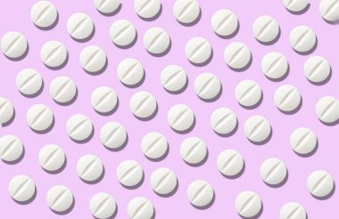 Pembe arkaplanda bir grup tabletin üst görünümü