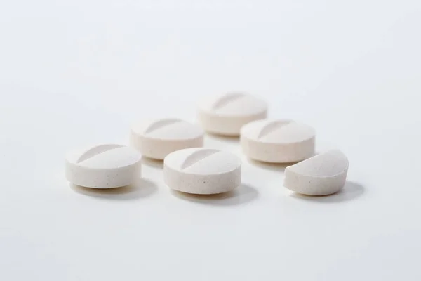 Fél Tabletta Fehér Alapon — Stock Fotó