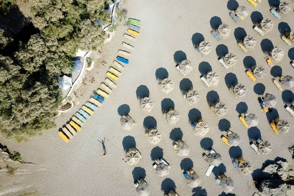 Vista Cima Praia Areia Mediterrânea Com Guarda Sóis Espreguiçadeiras — Fotografia de Stock