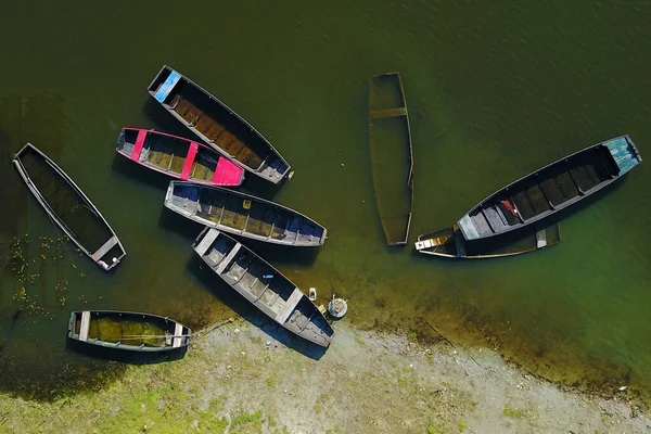 Vista Superior Grupo Barcos Pesca Madera Coloridos Tradicionales Lago — Foto de Stock