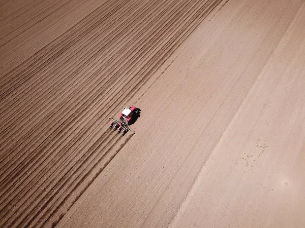 Vista Aérea Trator Vermelho Velho Arados Campo — Fotografia de Stock