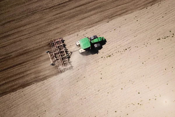 Una Vista Real Green Tractor Cultiva Campo Con Revestimiento —  Fotos de Stock