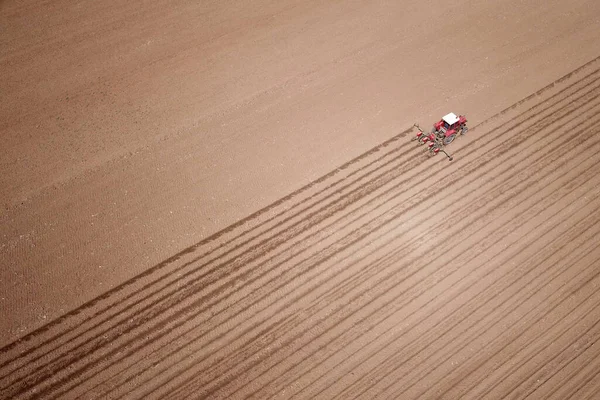 Vue Aérienne Vieux Tracteur Rouge Laboure Champ — Photo