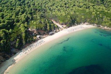 Skiathos Adası 'ndaki vahşi kumlu Mandraki plajı manzarası