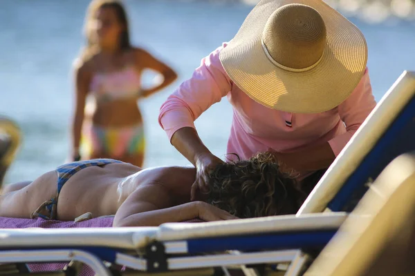 Asiatico Donna Massaggi Turista Mediterraneo Spiaggia Immagine Stock
