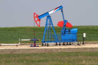 Mavi ve kırmızı petrol kuyusu
