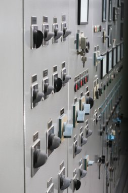 Eski elektrik santrali Denetim Masası anahtarları ve aletleri