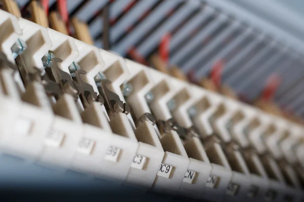 Cableado, barra blanca y azul — Foto de Stock