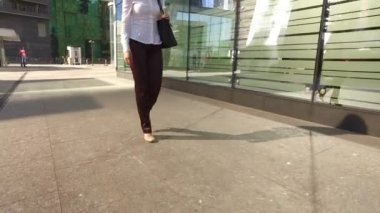 Mutlu güzel kız gökdelenler ve lüks ofisler (steadicam atış yürüyor)