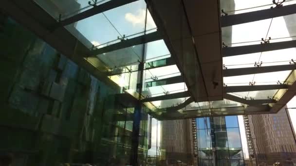Przenoszenie między drapaczami chmur i luksusowe biura (steadicam strzał) — Wideo stockowe