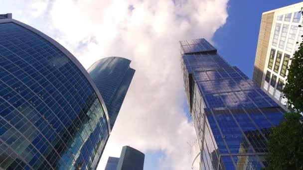 Перемещение между небоскребами и роскошными офисами (низкоугольная тележка, замедленная съемка ) — стоковое видео