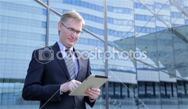 Genç İşadamları dijital tablet bilgisayar dokunmatik ekran kullanma