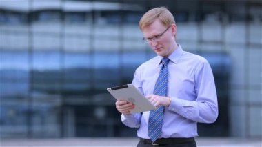 Genç İşadamları dijital tablet bilgisayar dokunmatik ekran kullanma