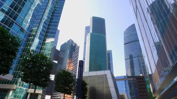 城市摩天大楼从移动多莉 （慢动作) — 图库视频影像