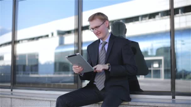 Giovani uomini d'affari che utilizzano tablet digitale touchscreen — Video Stock