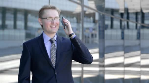 Jovem empresário marca o número de telefone e fala ao telefone — Vídeo de Stock