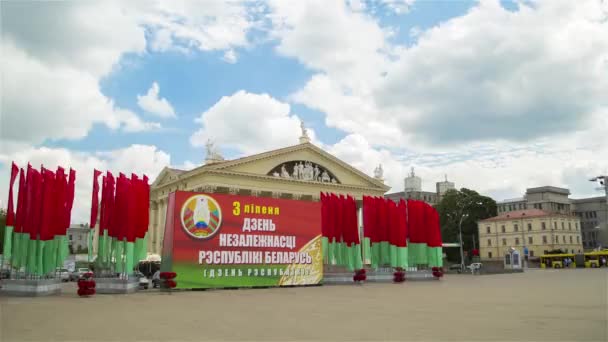 MINSK, BELARUS - JULHO 3: Praça Oktyabrskaya Ploshcha e o Palácio dos sindicatos (timelapse, movimento). 3 de julho - Dia da independência da república da Bielorrússia — Vídeo de Stock