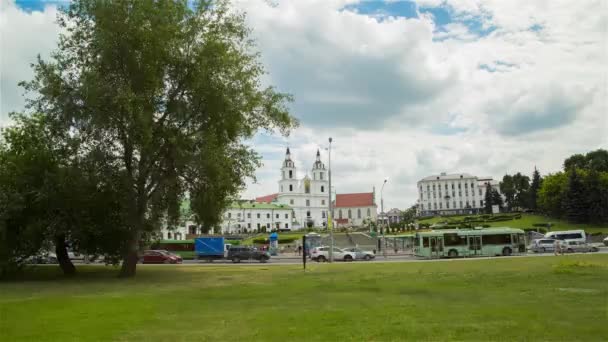 Belarus, Minsk - Temmuz 03: Nemiga, Kutsal Ruh'un kökenli Katedrali görüntülemek üst kasabası, tarihi merkezi (timelapse, hareket) — Stok video