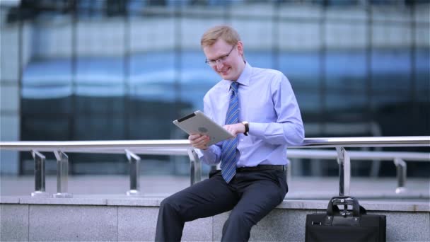 Jóvenes hombres de negocios que utilizan la tableta digital pantalla táctil — Vídeo de stock