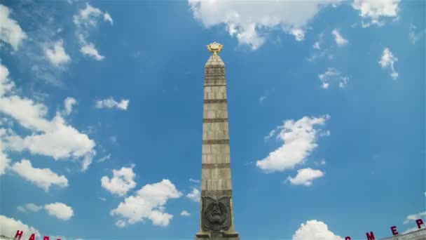 Bielorrússia, Minsk - 03 de julho: O monumento da Vitória na Praça da Vitória (timelapse, movimento ) — Vídeo de Stock