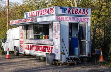 Basingstoke, İngiltere - 17 Kasım 2020: Basingstoke, A340 Aldermaston Yolu 'nda bir seyyar kebap minibüsü park halindeydi. Minibüs geçen sürücüler arasında popülerdir.. 
