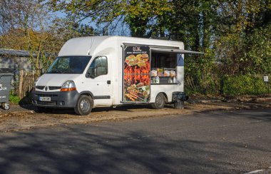 Basingstoke, İngiltere - 6 Kasım 2020: Güneşli bir sonbahar gününde West Ham Industrial Estate, Hampshire 'da park edilmiş fast food kebap minibüsü.