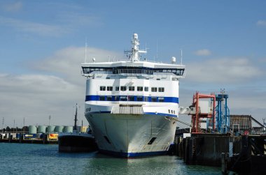 Portsmouth, İngiltere - 8 Eylül 2020: Brittany Feribotları tarafından işletilen ve güneşli bir günde Portsmouth Limanı 'nda demirlemiş Normandie' nin pruvasına doğru yol alın..