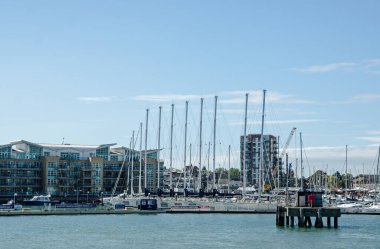 Gosport, İngiltere - 8 Eylül 2020: Gosport Marina 'nın Clipper Round' a katılan birkaç yatla görüntüsü.  