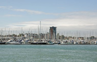 Gosport, İngiltere - 8 Eylül 2020: Güneşli bir yaz gününde Portsmouth Limanı 'ndan Weevil Gölü, Gosport Marina ve yeni Halat Kuyusu yerleşim alanına doğru görüş.