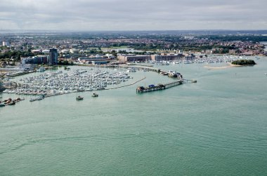 Güneşli bir yaz gününde Gosport Marina, Hampshire 'ın hava manzarası.