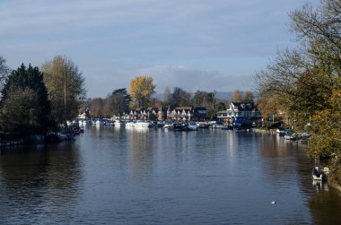 Güneşli bir sonbahar gününde Bourne End, Buckinghamshire 'da Thames nehri kıyısına bakın..