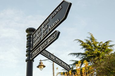 Bourne End, Buckinghamshire 'ın ortasında, Thames Nehri' ne ve ikiz Fransa 'nın Ville Sur Mer kasabasına giden yolu gösteren işaret direği..