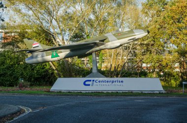 Basingstoke, İngiltere - 6 Kasım 2020: Hawker Hunter savaş uçağı Basingstoke, Hampshire 'daki savunma müteahhiti Centerprise International' ın ofislerinin önünde sergileniyor. Şirketin başkanı Rafi Razzak uçağı hafızasında depoladı. 