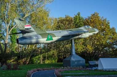 Hawker Hunter savaş uçağı Basingstoke, Hampshire 'da bir yol kavşağında sergileniyor. Eski hava kuvvetleri uçağı Uluslararası Savunma Müteahhiti Centerprise 'in ofislerinin yakınında duruyor.. 