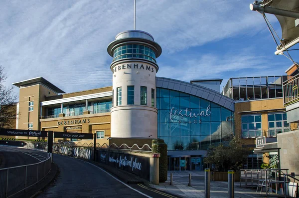 Basingstoke, İngiltere - 25 Aralık 2020: Güneşli bir kış sabahı Basingstoke, Hampshire 'ın ortasındaki Festival Meydanı alışveriş merkezine giriş. 