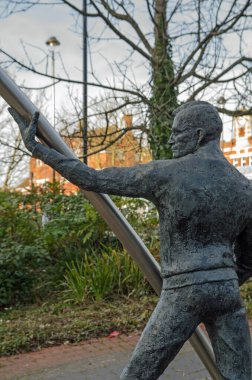 Basingstoke, İngiltere - 25 Aralık 2020: Heykeltıraş David A Annand 'ın L' Arc anıtının ayrıntıları Basingstoke Tren İstasyonu 'nun dışında halka açık bir sergide. Güneşli bir kış sabahında.